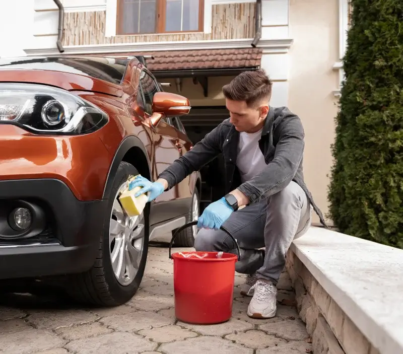 Lavage auto à domicile La Croix-Helléan : professionnel intervenant sur un véhicule